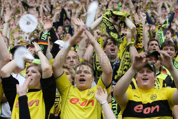Dortmund  BVB Fans feiern ihre Mannschaft