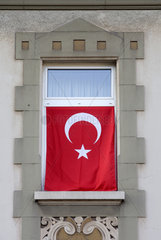 Duisburg  Tuerkische Fahne am Fenster eines Wohnhauses