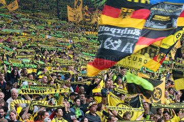 Dortmund  BVB Fans feiern ihre Mannschaft