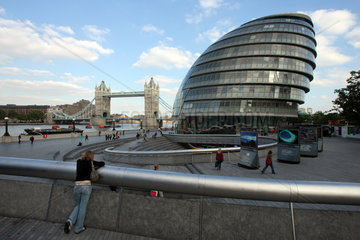 London  City Hall und Tower Bridge