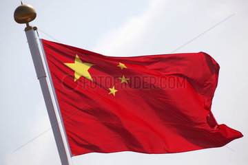 Hongkong  China  Nationalflagge der Volksrepublik China weht im Wind