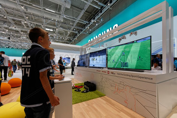 Berlin  Deutschland  Besucher beim Stand von Samsung auf der IFA 2014