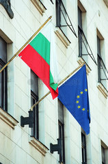Bulgarische Nationalflagge und die Flagge der Europaeischen Union an einem Gebaeude