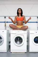 Jugend  junge Frau im Waschkeller beim Yoga