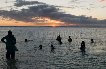 Menschen am Strand von La Morne Brabant (Mauritius)