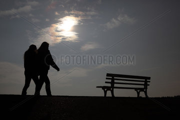 Hannover  Silhouette  Mann und Frau laufen auf eine Parkbank zu