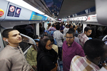 Dubai  Vereinigte Arabische Emirate  Menschen in einem Abteil der Dubai Metro