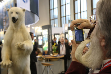 Berlin  Deutschland  Besucher fotografiert den Eisbaeren des skandinavischen Standes