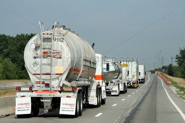 Crown City  USA  eine Reihe von Trucks ueberholen auf der linken Spur