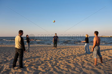Sopot  Polen  junge Leute spielen Volleyball am Strand  Blick in die Danziger Bucht