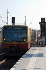 Berlin  Deutschland  eine S-Bahn faehrt in den S-Bahnhof Bornholmer Strasse ein