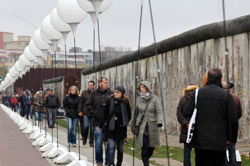Berlin  Deutschland  Besucher an der Lichtgrenze an der Gedenkstaette Berliner Mauer