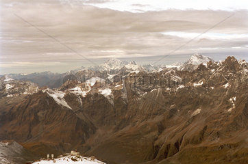 Blick ueber die Walliser Alpen  Schweiz