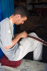 Chefchaouen  Marokko  ein Mann arbeitet mit Leder