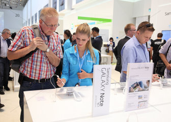Berlin  Deutschland  Besucher am Messestand von Samsung zur IFA 2013