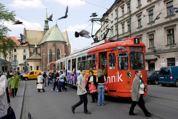 Polen  Krakau  Strassenbahn in der Altstadt