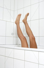 Freizeitunfall  eine junge Frau ist in der Badewanne ausgerutscht