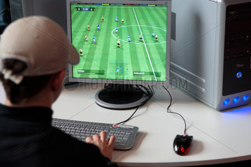 Jugendlicher spielt am Computer