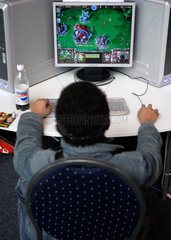 Jugendlicher spielt am Computer