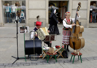 Polen  Krakau  Folklore auf dem Marktplatz Rynek Glowny