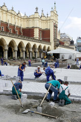 Polen  Krakau  Pflasterarbeiten am Marktplatz Rynek Glowny