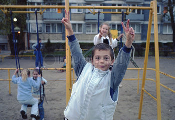 Ein Junge auf einem Spielplatz in Poznan  Polen