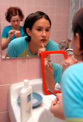 Essen  Jugendliche Frauen bei der Kosmetik