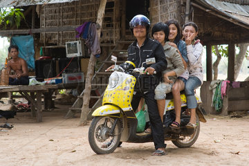 Prahut  Kambodscha  ein junger Mann und drei Frauen auf einem Motorrad