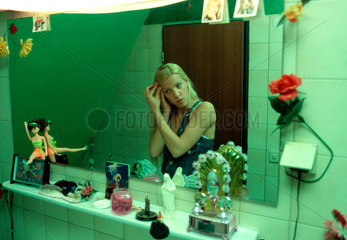 Jugendliche Frau im Badezimmer