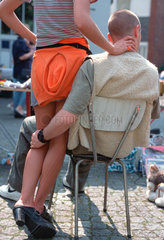 Muelheim  Jugendliches Paar auf einem Troedelmarkt