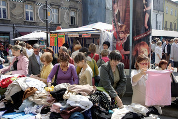 Polen  Krakau  Kleidermarkt am Plac Nowy in Kazimierz