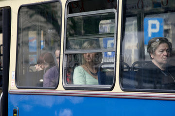 Polen  Krakau  Menschen in der Strassenbahn