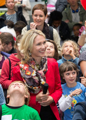 Berlin  Deutschland  Bundesfamilienministerin Manuela Schwesig  SPD  mit Kinder beim Tag der offenen Tuer des BMFSFJ