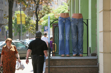 Zgorzelec  Polen  Passanten laufen an einem Jeansladen mit halben Schaufensterpuppen vorbei