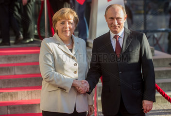 Berlin  Deutschland  Wladimir Putin und Angela Merkel auf der Hannovermesse
