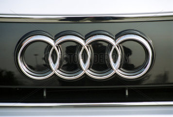 Kuehlerlogo eines Audi