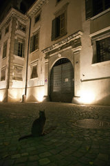 Tirano  Italien  Eingang zum Palazzo Salis bei Nacht