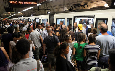 Rom  Italien  Menschen in einer Metrostation