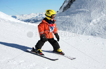 Krippenbrunn  Oesterreich  Kind beim Skifahren