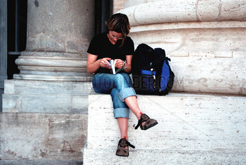 Rom  eine Frau liest im Reisefuehrer