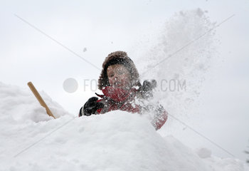 Saelen  Schweden  Kind spielt im Schnee