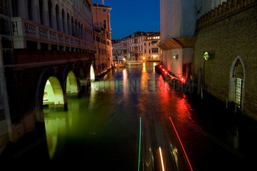 Venedig  Italien  Kanal bei Nacht