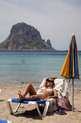 Ibiza  Spanische Touristin an der Cala de Hort