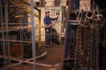 Posen  Polen  Arbeiter in einer Fabrikhalle