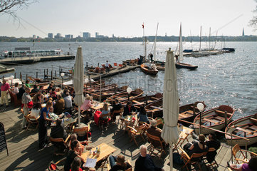 Hamburg  Deutschland  Gaeste sitzen im Cafe Rabenstrasse an der Aussenalster