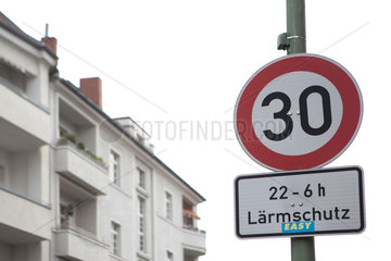 Berlin  Deutschland  Verkehrsschild Tempo 30 mit dem Zusatzschild 22-6 h Laermschutz