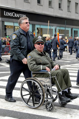 New York City  USA  ein Kriegsveteran im Rollstuhl bei der Parade am St. Patricks Day