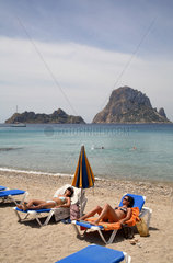Ibiza  Spanische Touristinnen an der Cala de Hort