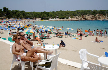 Ibiza  Spanisches jugendliches Paar in Cala Bassa