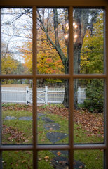 Connecticut  Herbstszene gesehen durch ein Fenster